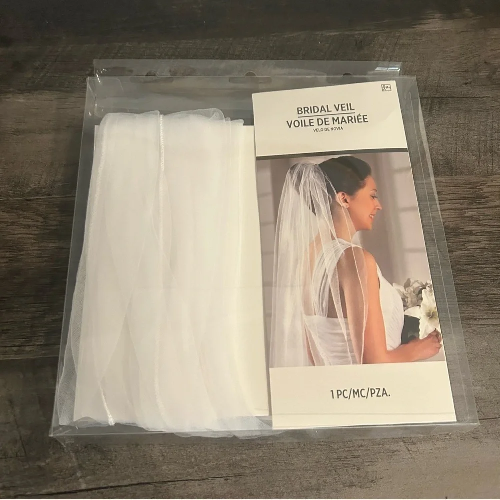 NWT Bridal Veil Elegant and Simple with comb